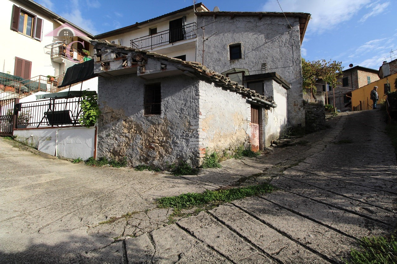 Cielo - terra da Ristrutturare in Zona Marmore – Terni